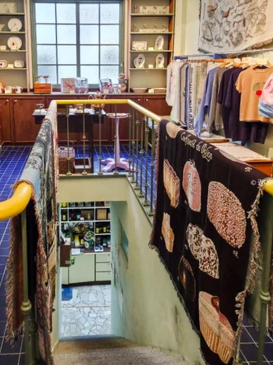 Interior staircase with patterned blankets draped over the railing - 2026年ソウル・新堂洞(シンダンドン)で見つけた、パリの記憶。ライフスタイルショップ『セシル・アンド・セドリック(Cecile Cedric)』へ
