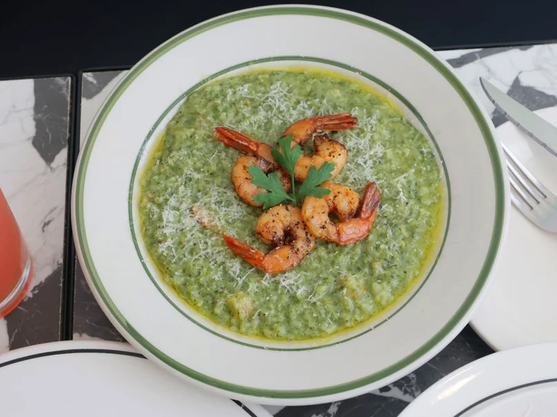 A round plate with a green sauce dish topped with cooked shrimp and parsley. - 漢南洞のアイコン 'LITTLENECK' 完全攻略。プレミアムな週末ブランチと最新ショールーム巡り ✨