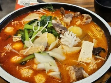 A bowl of Maratang soup with bok choy, wood ear mushrooms, and tofu - ソウル・新堂洞の路地裏で見つけた、心まで満たされるシビ辛の聖地：新羅坊（シルラバン）マラタン
