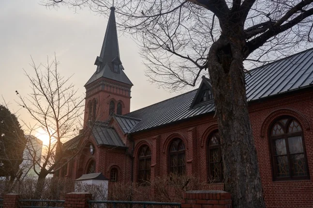 Featured image of post ソウル駅の裏側に眠る130年の物語。中林洞・薬峴聖堂(ヤッキョンソンダン)で巡る歴史と美学の散歩道