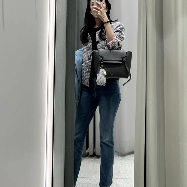 Denim jacket and blue jeans worn by a person in a mirror selfie - 春のソウル、漢南洞（ハンナムドン）で見つける旬の『K-Fashion』と洗練された日常の楽しみ方