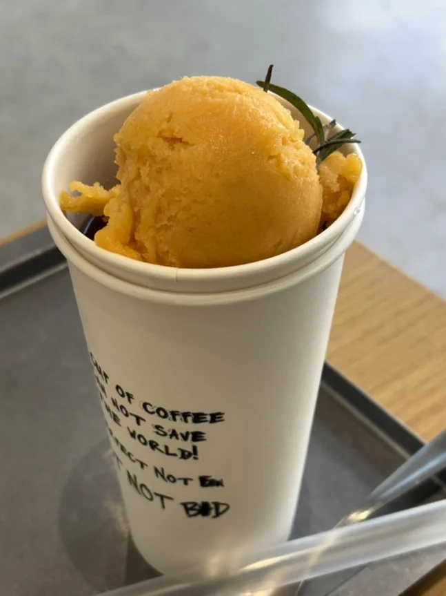 A scoop of sorbet in a paper cup on a wooden table - 漢南洞の美学に触れる。フレグランスブランド 'Pesade' と感性を磨くソウル散策ガイド
