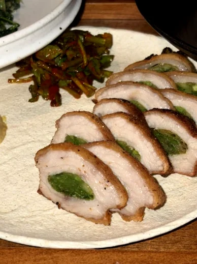 Sliced pork rolls filled with green vegetables on a white plate - 2026年ソウル・新堂洞の最旬スポット。伝統酒ソムリエが贈る至福の韓食ダイニング『ピョジュ(表酒)』へ。
