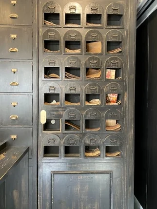 A wall of wooden mailboxes with small numbered compartments - 郵便局がカフェに？ソウル・新堂洞(シンダンドン)の隠れ家『メールルーム』で体験する非日常