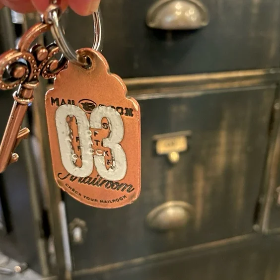 A vintage key with a leather tag embossed with the Mail Room logo and number 03 - 郵便局がカフェに？ソウル・新堂洞(シンダンドン)の隠れ家『メールルーム』で体験する非日常