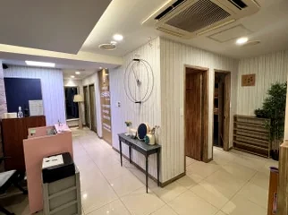 Reception area with a pink desk, a wall clock, and a bright hallway - 2026年、光化門で心身を解きほぐす。究極のウェルネスと美食を巡るソウル・エディターズ・ガイド