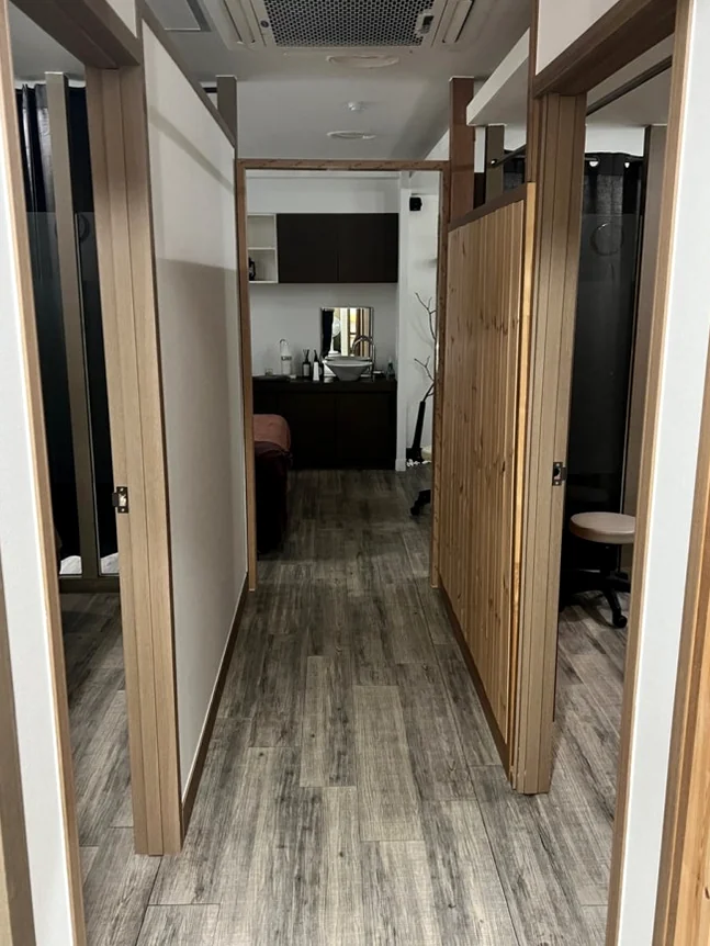 Spa hallway with wooden door frames and a long perspective view - 2026年、光化門で心身を解きほぐす。究極のウェルネスと美食を巡るソウル・エディターズ・ガイド