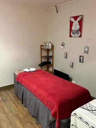 Massage bed covered with a red linen in a clean treatment room - 2026年、光化門で心身を解きほぐす。究極のウェルネスと美食を巡るソウル・エディターズ・ガイド