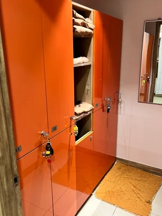 Glossy orange lockers in a dressing room with a full-length mirror - 2026年、光化門で心身を解きほぐす。究極のウェルネスと美食を巡るソウル・エディターズ・ガイド