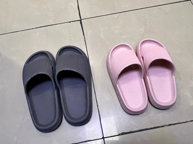 Two pairs of indoor slippers in grey and pink on a tiled floor - 2026年、光化門で心身を解きほぐす。究極のウェルネスと美食を巡るソウル・エディターズ・ガイド