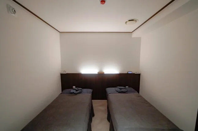 Spa room with two dark massage beds and soft backlighting - ソウル新堂洞(シンダンドン)で見つける極上タイマッサージ:カシアタイでの癒し体験 ✨