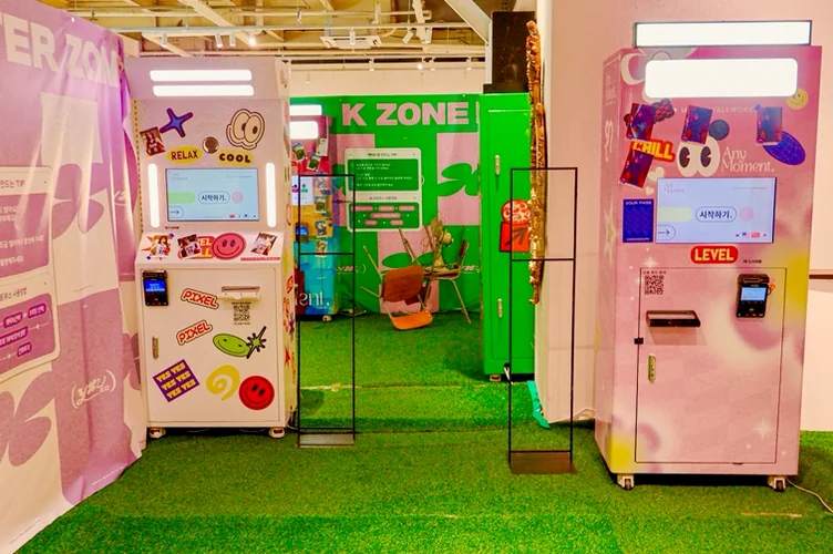 Two pink electronic photo booths standing on a green artificial turf floor - ジェンダーニュートラルな美の聖地。聖水洞 'ラカ (Laka)' フラッグシップストア完全ガイド
