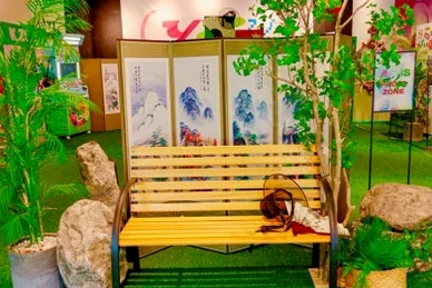 A wooden garden bench set against a traditional painted screen and green indoor plants - ジェンダーニュートラルな美の聖地。聖水洞 'ラカ (Laka)' フラッグシップストア完全ガイド