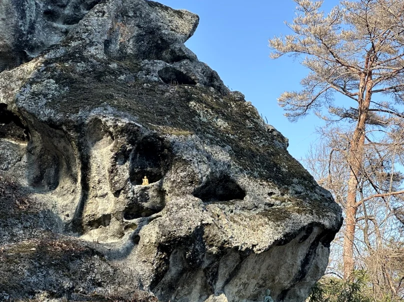 Detail of natural rock grottoes and weathered stone surfaces on the temple cliff - 慶州「骨窟寺（コルグルサ）」：1500年の時を刻む石窟寺院と、身心を整える「禅武道」の聖地へ