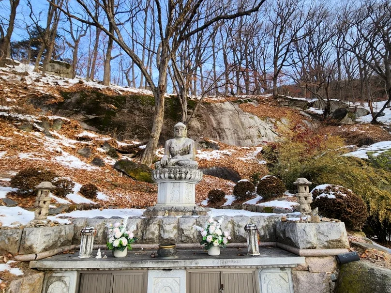 Traditional Korean pavilion-style building with a snow-covered roof. - 時を止めた千年古刹、安東・鳳停寺(ポンジョンサ)へ。韓国最古の木造建築と出会う静謐な旅