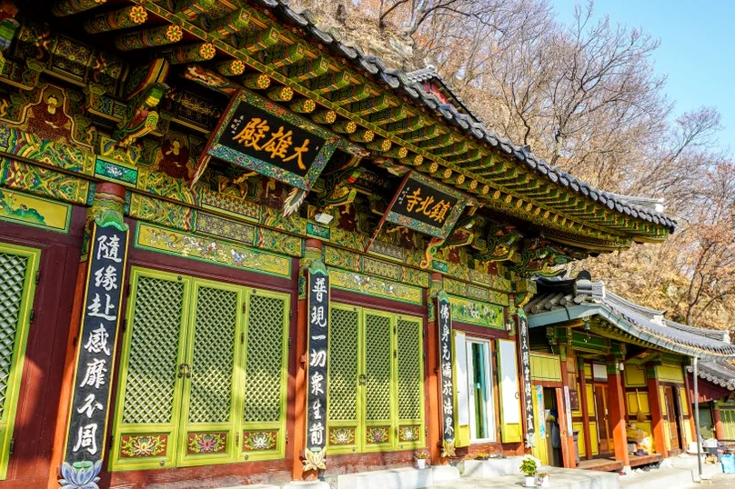 A close-up of the main temple building's facade, featuring intricate wooden eaves and a signboard with '대웅전' (Daeungjeon) text. - 全州(チョンジュ)西古寺(ソゴサ)で心癒すテンプルステイ体験：静寂の中で見つける本当の自分