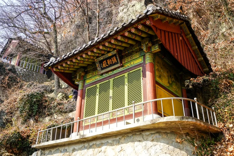 A traditional Korean temple building (Samseonggak) with yellow walls and a red roof, built on a stone foundation against a rocky slope. - 全州(チョンジュ)西古寺(ソゴサ)で心癒すテンプルステイ体験：静寂の中で見つける本当の自分