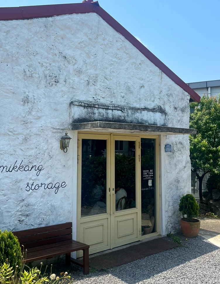 Featured image of post 済州島・涯月(エウォル)の静かな休息地。ミッカン倉庫(Mikkang Changgo)で過ごす、蜜柑の香りに包まれた休日