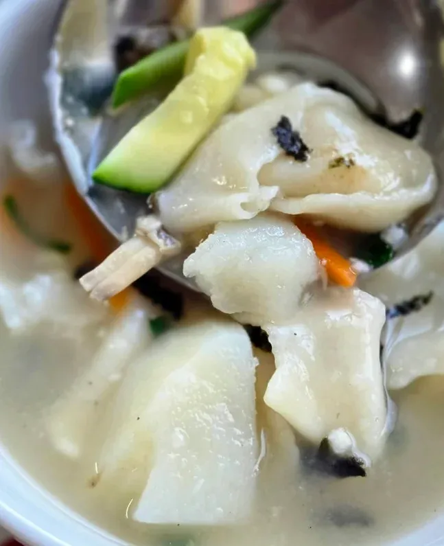 お玉でスジェビをすくい上げる生き生きとした様子、モチモチとした食感が伝わってきます - ミシュラン掲載店「サムチョンドン・スジェビ」三清洞で味わう至高の手打ち麺体験