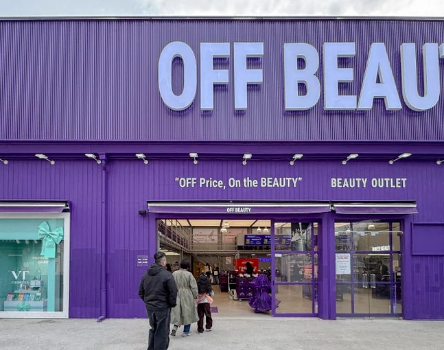 入口側から見た店舗全景と洗練されたブランドロゴのディスプレイ - 聖水洞の新たなランドマーク「オフビューティー」。韓国コスメの宝庫を徹底解剖 ✨