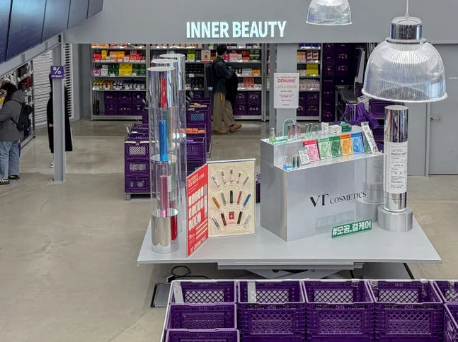 ハイアングルで捉えたインナービューティーゾーンとパープルのバスケットによる演出 - 聖水洞の新たなランドマーク「オフビューティー」。韓国コスメの宝庫を徹底解剖 ✨