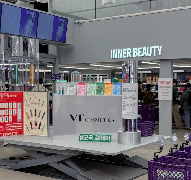 VTコスメティックスなど主要ブランドが展示された中央ディスプレイの様子 - 聖水洞の新たなランドマーク「オフビューティー」。韓国コスメの宝庫を徹底解剖 ✨