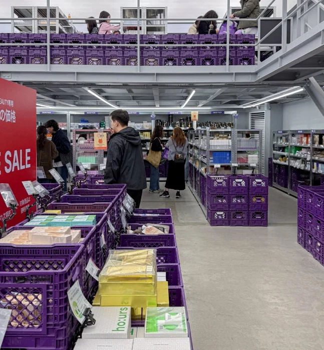 2階建ての広大な店内とタイムセールを知らせる案内板が置かれた活気ある風景 - 聖水洞の新たなランドマーク「オフビューティー」。韓国コスメの宝庫を徹底解剖 ✨