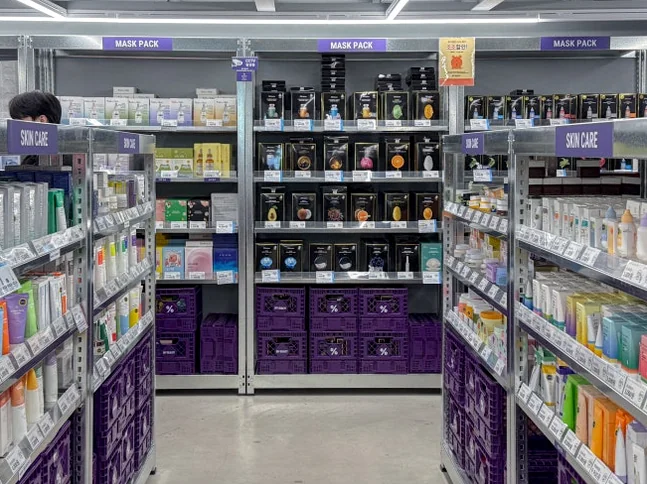 スキンケア製品がカテゴリー別に整然と並べられた広々とした通路 - 聖水洞の新たなランドマーク「オフビューティー」。韓国コスメの宝庫を徹底解剖 ✨