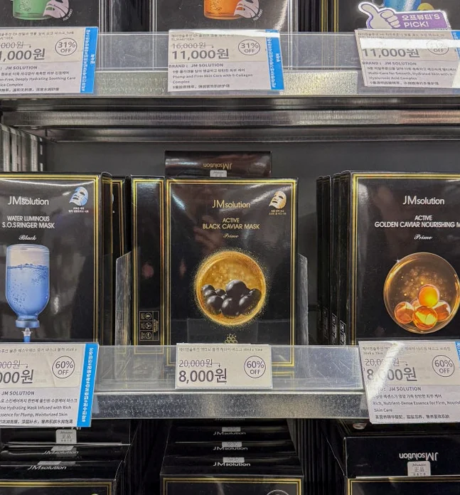 マスクパックの製品と価格表が鮮明に確認できるクローズアップカット - 聖水洞の新たなランドマーク「オフビューティー」。韓国コスメの宝庫を徹底解剖 ✨