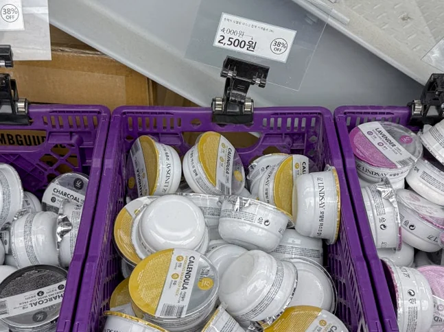 ブランドカラーのクレートにディスプレイされた大容量コスメのバルク展示 - 聖水洞の新たなランドマーク「オフビューティー」。韓国コスメの宝庫を徹底解剖 ✨