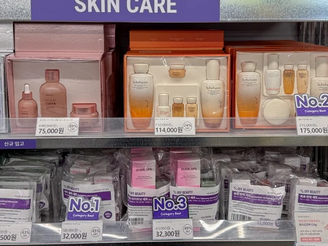 スキンケアセット商品と人気順を示すランキングタグが付いた棚 - 聖水洞の新たなランドマーク「オフビューティー」。韓国コスメの宝庫を徹底解剖 ✨