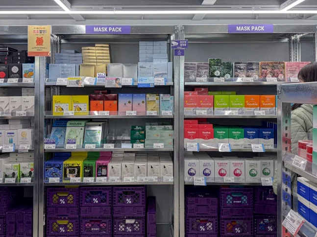 様々な種類のシートマスクが壁面を埋め尽くすカラフルなディスプレイ - 聖水洞の新たなランドマーク「オフビューティー」。韓国コスメの宝庫を徹底解剖 ✨