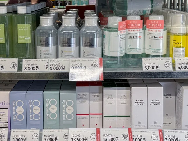 大容量のトナーやクレンジング製品が並ぶスキンケアセクションの詳細ビュー - 聖水洞の新たなランドマーク「オフビューティー」。韓国コスメの宝庫を徹底解剖 ✨