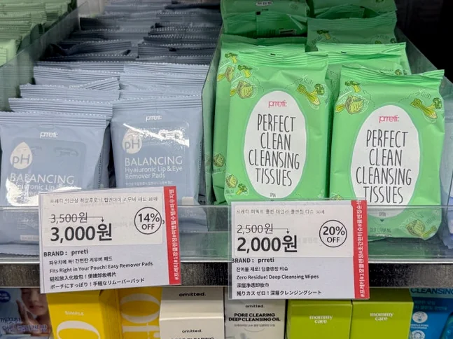 割引価格が強調されたクレンジングティッシュ製品のディテール - 聖水洞の新たなランドマーク「オフビューティー」。韓国コスメの宝庫を徹底解剖 ✨
