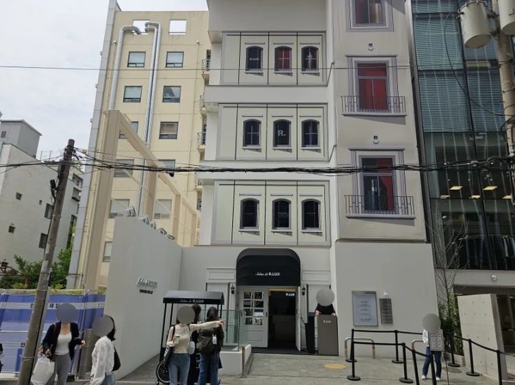 A lifestyle shot featuring a welcome drink alongside Magazine B and NARS branding - Inside Salon de R.LUX: The Pinnacle of Seongsu-dong's Luxury Lifestyle Pop-up