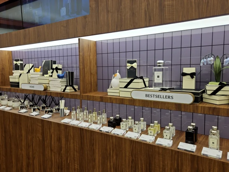 A luxurious reception area designed with a high-end hotel desk concept - Inside Salon de R.LUX: The Pinnacle of Seongsu-dong's Luxury Lifestyle Pop-up