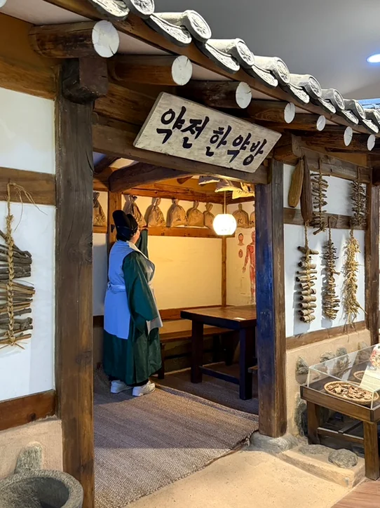 전통 한약방의 모습을 재현한 전시 모형. '약전 한약방' 간판과 디테일한 소품들이 현장감을 생생하게 전달합니다. - ソウル薬令市韓医学博物館：五感で巡る、韓国伝統医療の魅力と癒し体験🌿