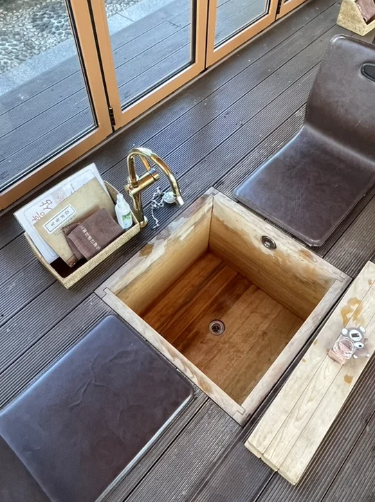 한옥 창살이 보이는 현대적이고 깔끔한 족욕 체험 공간. 따뜻한 햇살이 비치는 고즈넉한 분위기가 특징입니다. - ソウル薬令市韓医学博物館：五感で巡る、韓国伝統医療の魅力と癒し体験🌿