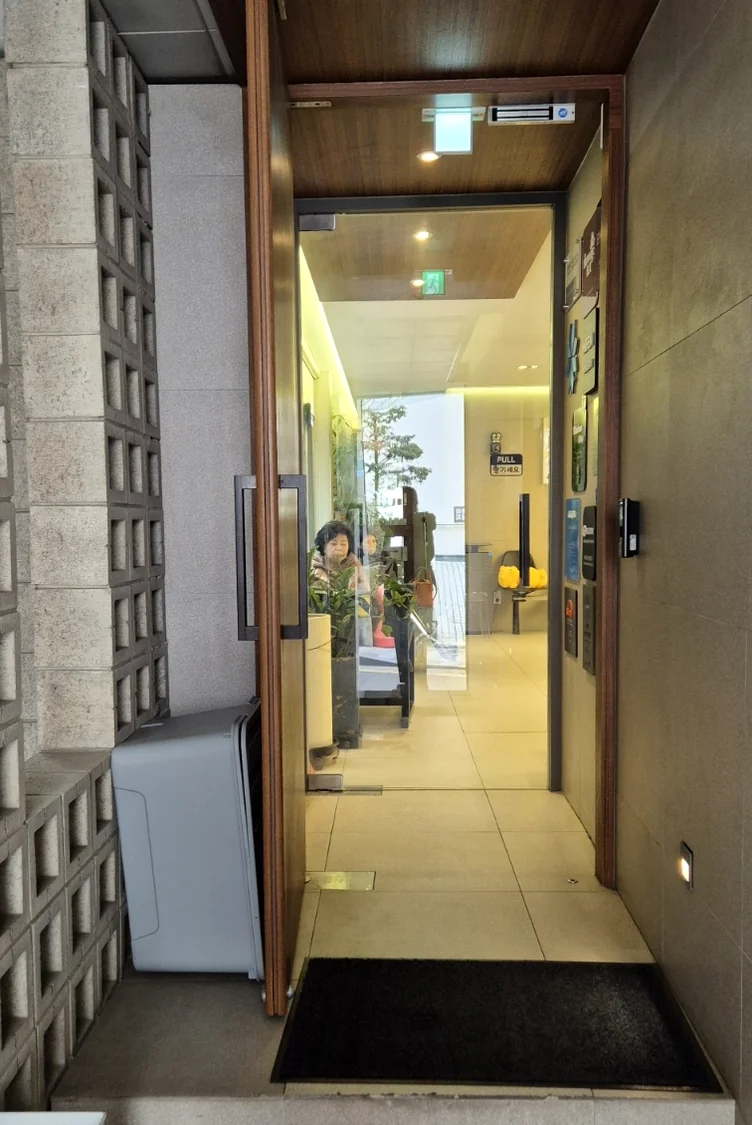 高級感あふれるウッド素材が印象的なエントランスと内部通路 - 2026年、ソウルの美意識が選ぶ「レッドタッチ・プロ」。コラーゲンを呼び覚ます、次世代の肌管理