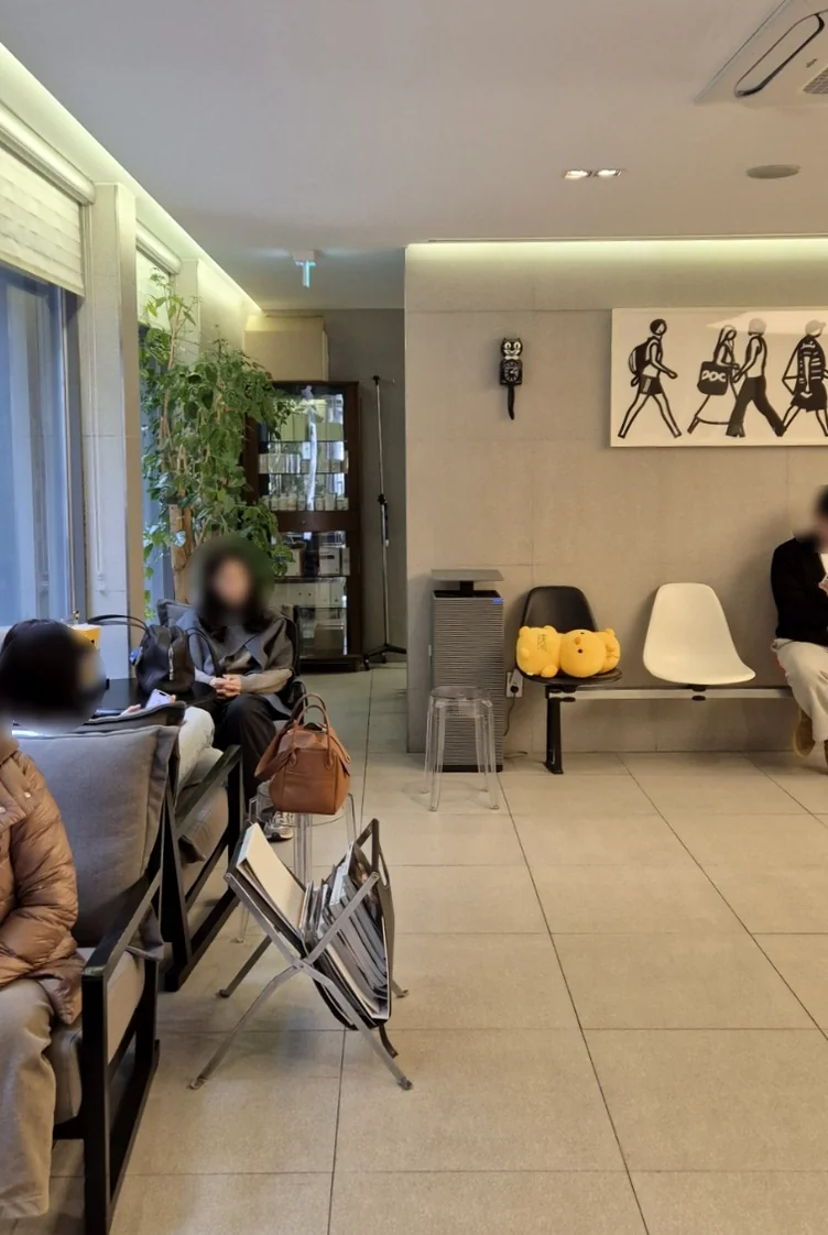 モダンなインテリアと自然光が調和した開放的な待合スペース - 2026年、ソウルの美意識が選ぶ「レッドタッチ・プロ」。コラーゲンを呼び覚ます、次世代の肌管理