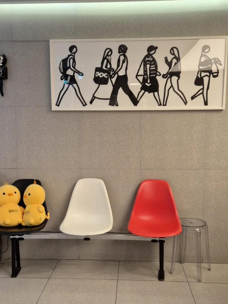 美術作品とデザインチェアが配された感性豊かなロビーディテール - 2026年、ソウルの美意識が選ぶ「レッドタッチ・プロ」。コラーゲンを呼び覚ます、次世代の肌管理