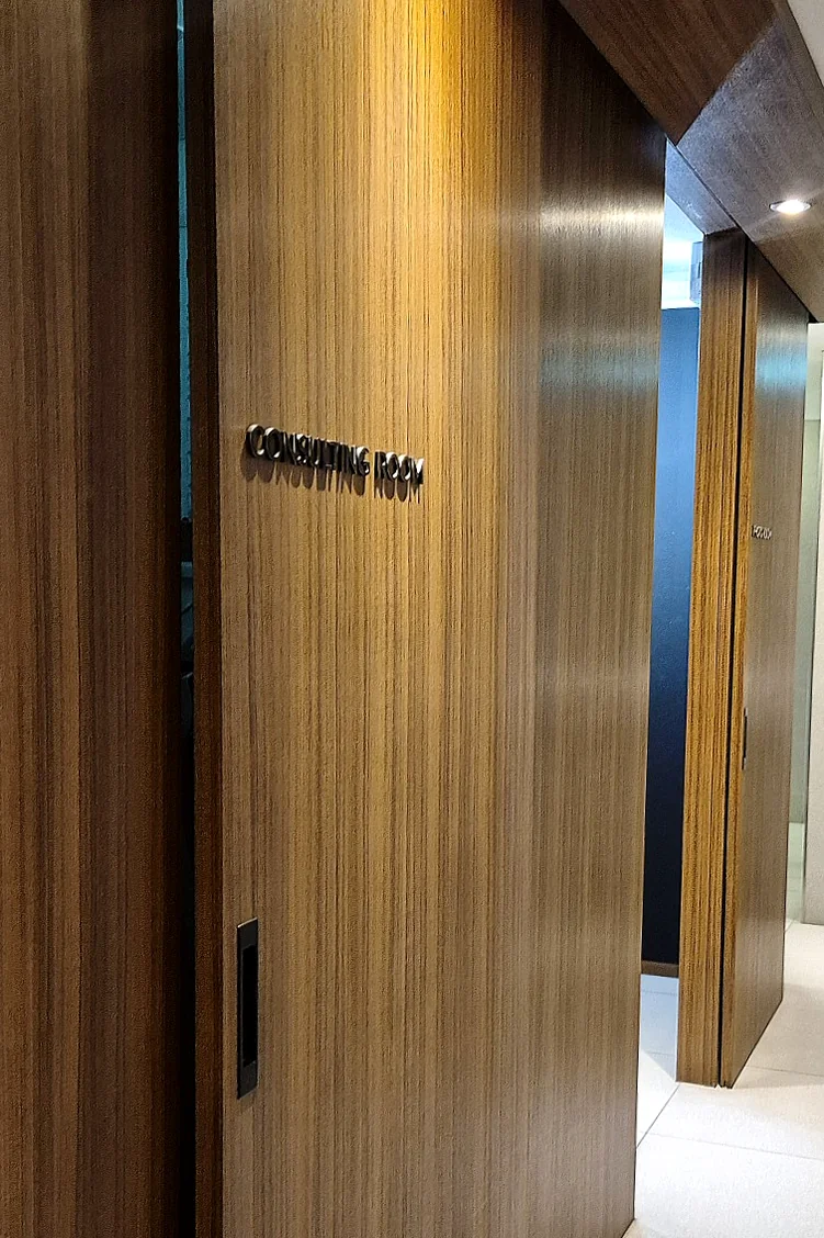 プライバシーに配慮されたカウンセリング室の静かなサインボード - 2026年、ソウルの美意識が選ぶ「レッドタッチ・プロ」。コラーゲンを呼び覚ます、次世代の肌管理