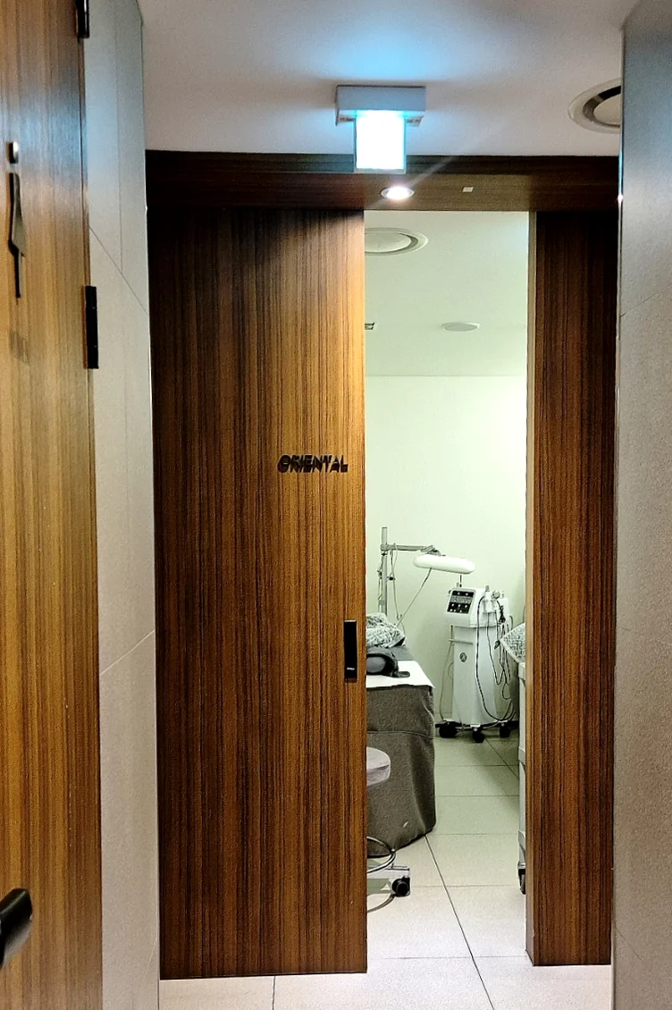 清潔感あふれる完全個室の施術室の風景 - 2026年、ソウルの美意識が選ぶ「レッドタッチ・プロ」。コラーゲンを呼び覚ます、次世代の肌管理