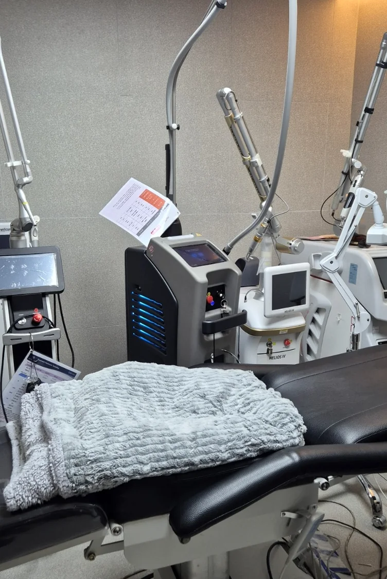 最新鋭のハイエンド・リフティング機器が完備された専門ルーム - 2026年、ソウルの美意識が選ぶ「レッドタッチ・プロ」。コラーゲンを呼び覚ます、次世代の肌管理