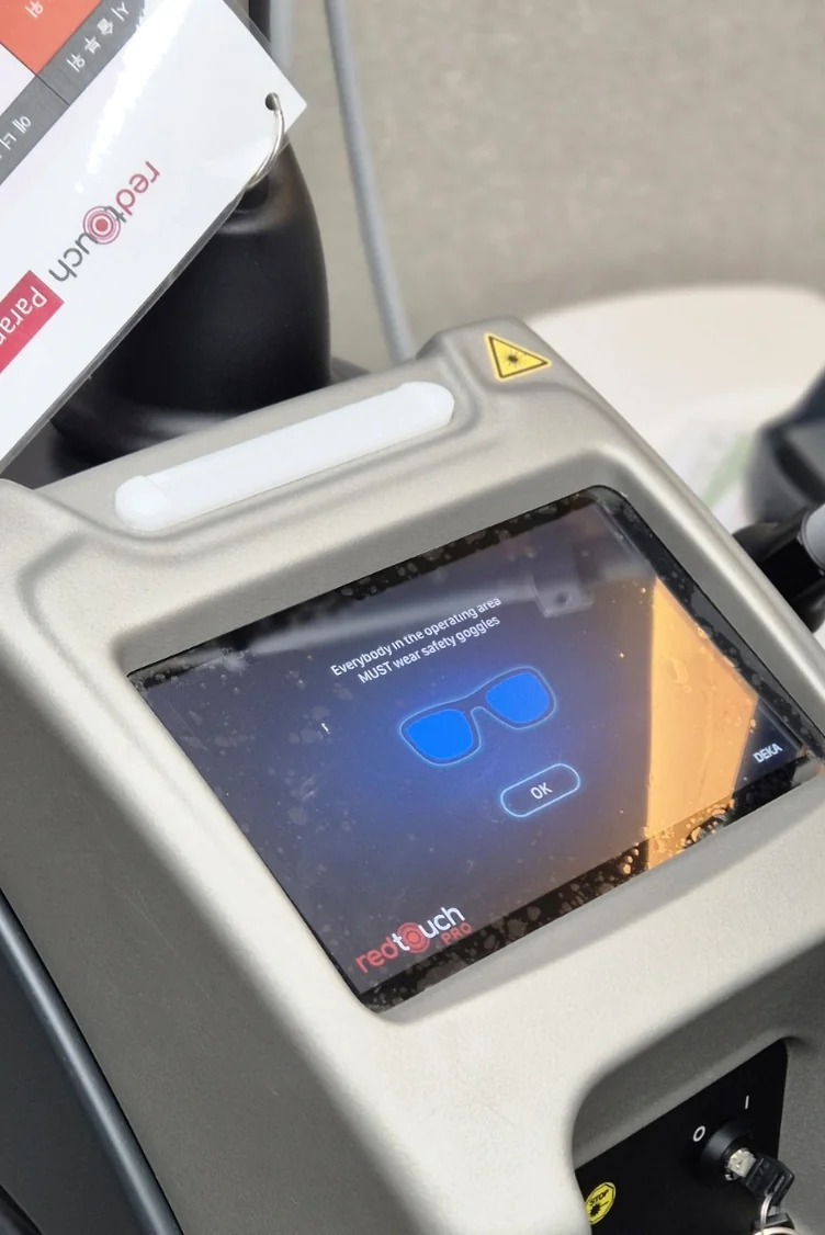 精密な操作を可能にするデバイスのインターフェース画面 - 2026年、ソウルの美意識が選ぶ「レッドタッチ・プロ」。コラーゲンを呼び覚ます、次世代の肌管理