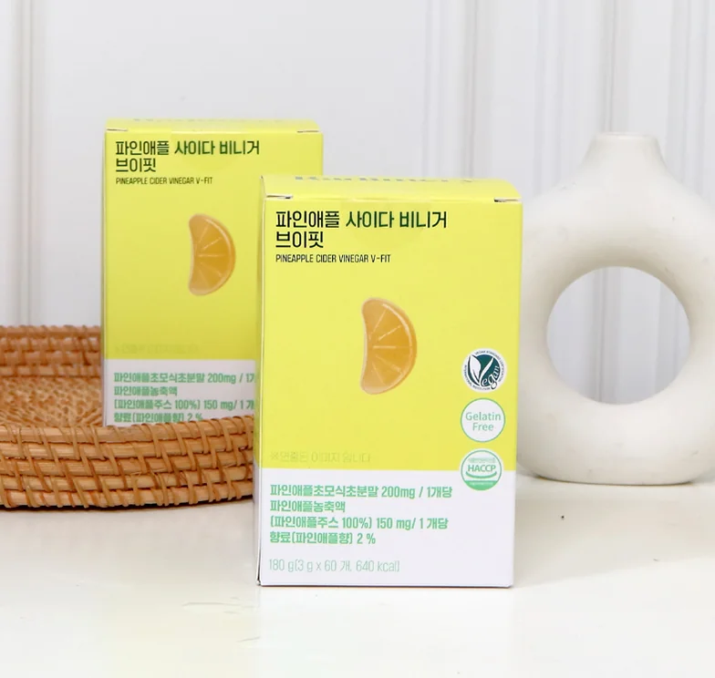 올리브베러 파인애플 사이다 비니거 두 박스와 오브제가 조화롭게 배치된 제품 연출 컷. - ソウル発、美しさのその先へ。オリーブヤングが手掛ける「Olive Better」で出会う最旬ウェルネス習慣