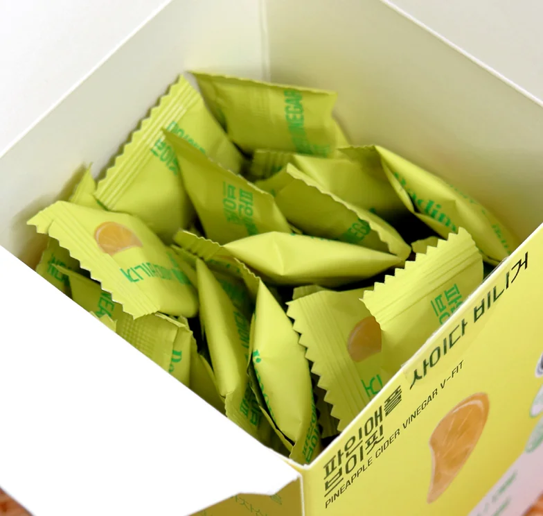 파인애플 사이다 비니거 박스를 개봉하여 개별 포장된 구미들이 가득 담겨있는 모습. - ソウル発、美しさのその先へ。オリーブヤングが手掛ける「Olive Better」で出会う最旬ウェルネス習慣