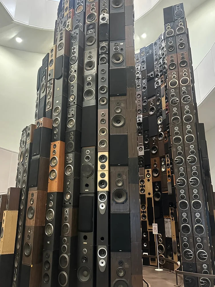A tall art installation composed of various speakers. - 仁川 松島：世界の文字を巡る旅へ！国立世界文字博物館で知的好奇心を刺激する一日を