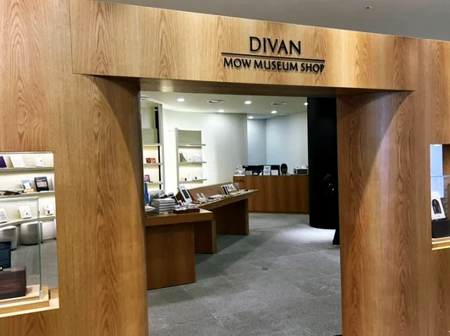 A wooden archway entrance to the 'DIVAN MOW MUSEUM SHOP'. - 仁川 松島：世界の文字を巡る旅へ！国立世界文字博物館で知的好奇心を刺激する一日を