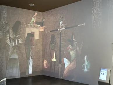 A room with historical images projected onto the walls. - 仁川 松島：世界の文字を巡る旅へ！国立世界文字博物館で知的好奇心を刺激する一日を